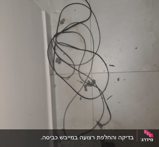 כבלים חשמליים על רצפה מלוכלכת